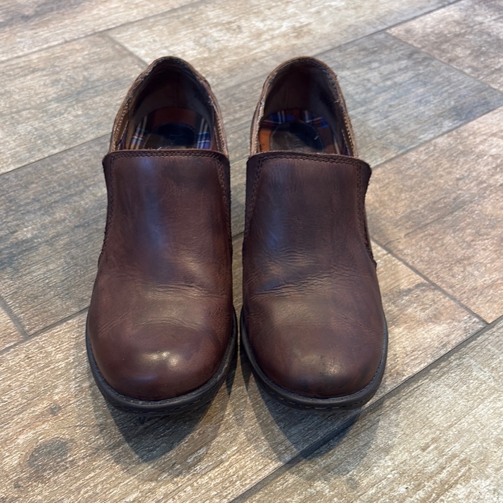 Ladies Born Concepts  Brown Leather Slip-On Shoes. EUC. 8.5